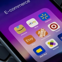 Photo d'un téléphone intelligent avec des vignettes d'application de commerce électronique dont Etsy.