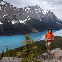 Arthur devant le Lac Louise, en Alberta