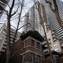Un édifice de St. Charles Court, à Toronto, est photographié le 19 janvier 2024.