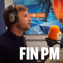 Une personne de profil parle à un micro.