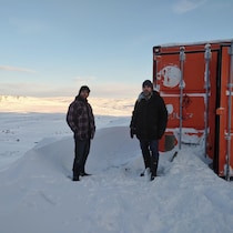 Riel Gallant et Dave White devant un conteneur à Iqaluit. 