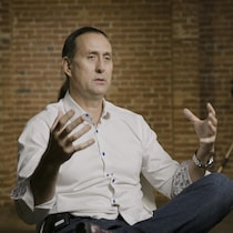 Portrait de la personne en entrevue à la télévision.