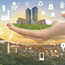 Une main supporte une ville verte avec des icones écologiques.