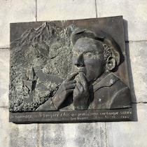 Une plaque a été inaugurée en 1992 pour honorer ce patrimoine unique qu'est la langue sifflée.
