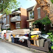 Des déchets sur le bord de la rue. 