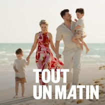 Une famille marchant sur une plage.