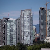 Des tours d'habitations à Vancouver, avec des constructions en cours.