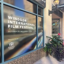Le visuel du festival au centre-ville de Windsor, adjacent au Théâtre Capitol