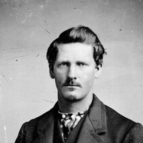 Photo d'archives en noir et blanc montrant le portrait d'un homme. 