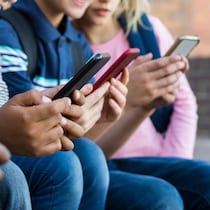 Des enfants qui utilisent chacun un téléphone intelligent.