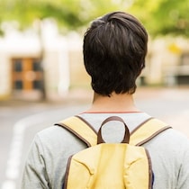 Un étudiant avec son sac à dos