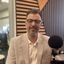 Un homme en entrevue dans les studios de Radio-Canada.