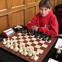 Un jeune jouant aux échecs.