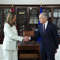 Mark Carney et Danielle Smith se serrent la main et sourient dans un bureau à Ottawa le 8 mai 2026. 