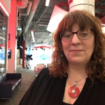 Une femme est debout dans les studios.