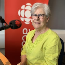 Clara Dugas dans un studio de radio.