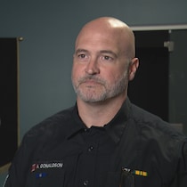 Le sergent à la liaison avec les médias pour le VPD, Adam Donaldson. 
