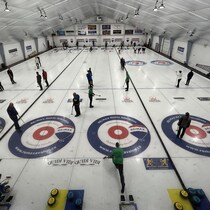Des joueurs sur des glaces de curling.