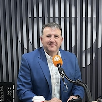 Daniel Allain en entrevue dans les studios de Radio-Canada.
