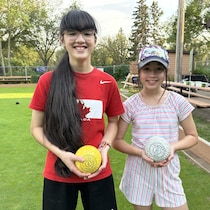 Juléa et Geneviève Wong, deux joueuses de boulingrin à Saskatoon, en Saskatchewan, en septembre 2024.