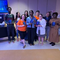 Un groupe de personnes tenant une copie d'un livre.