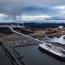 Vue aérienne sur un navire-citerne se faisant remplir de GNL à l'installation de LNG Canada à Kitimat, en Colombie-Britannique le 13 novembre 2025. 