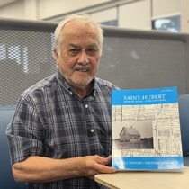 Louis Arsenault avec une copie de son livre.