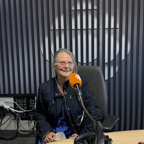 Marcia Babineau en entrevue dans les studios de Radio-Canada.