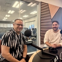 Dexu hommes dans les studios de Radio-Canada.