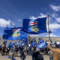 Un gros groupe de gens avec des drapeaux de l'Alberta, le 4 mai 2026.