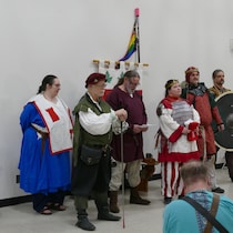Une groupe de personnes habillés en tenues médiévales.