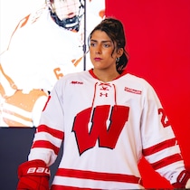 Une joueuse de hockey.