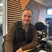 Sebastian Manago dans les studios de Radio-Canada.