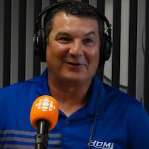 Serge Bourgeois dans les studios de Radio-Canada.