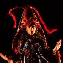 Xénia Gould sur scène portant un costume de homard.