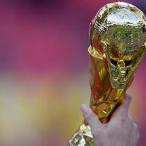 Gros plan d'un trophée en or.