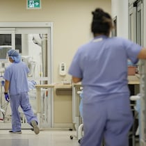 Des infirmiers s'affairent dans un couloir de la salle d'urgence de l'Hôpital Humber River.