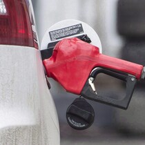 Un pistolet d'une pompe à essence dans une auto.