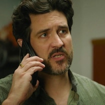 Zachary Charbonneau parle au téléphone.