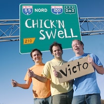 Les Chick'n Swell (Simon-Olivier Fecteau, Daniel Grenier et Francis Cloutier) prennent la pause devant un panneau d'autoroute.