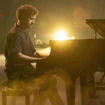 Jean-Michel Blais joue du piano.