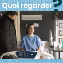 Christian (Vincent Graton) est au chevet de Carolanne (Karine Gonthier-Hyndman).