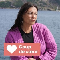 Elisapie adossée au mur d'une cabane des magasins Hudson's bay Company.