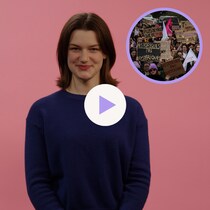 Myriam Pelletier est debout devant un arrière-plan, à côté d'une photo de femmes qui se manifestent, un bouton «Jouer» et le logo de la Minute MAJ.