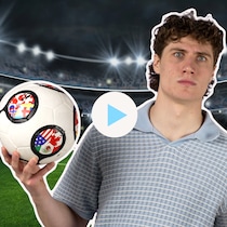 Le jeune animateur Philippe Scrive a l’air perturbé en tenant un ballon de soccer dans sa main droite devant une photo d'un stade et des illustrations de billets qui coûtent 500 $ et 6000 $, le titre « Pourquoi les prix des billets explosent? » et le logo de la Minute MAJ.