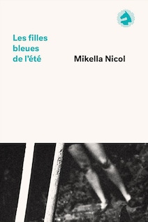 Page couverture du livre Les filles bleues de l'été. Sur une photo en noir et blanc, on peut voit les jambes d'une femme en short. Elle semble se tenir debout dans un bois