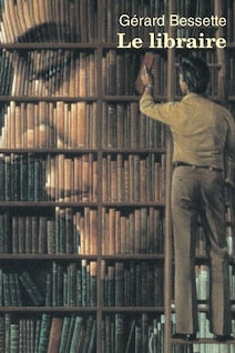 Un homme prend un livre dans une bibliothèque. 