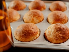 Une fournée de babas cuits, dans un moule à muffins.