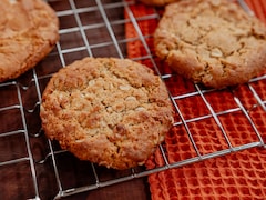 Des biscuits au beurre d'arachides qui refroidissent sur une grille.
