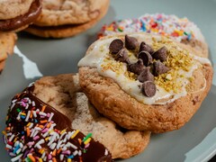 Des biscuits aux morceaux de chocolat dans une assiette.